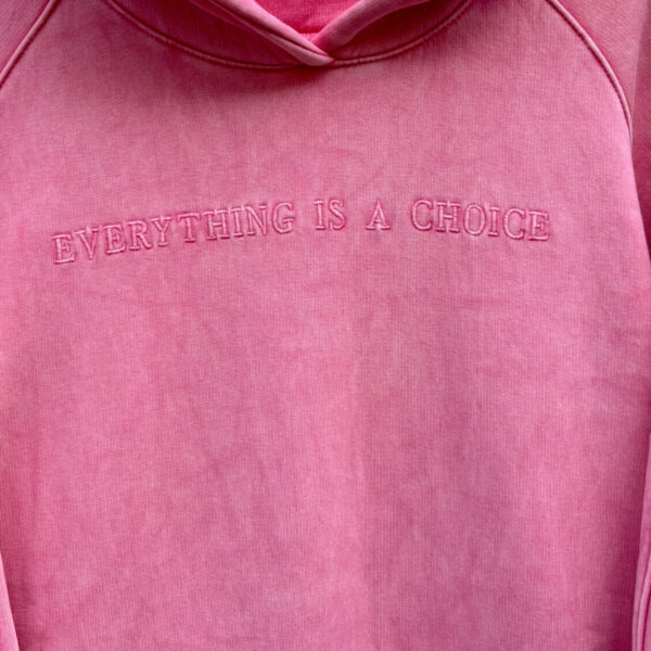 Bluza różowa z kapturem "Everything is a choice" - Image 3