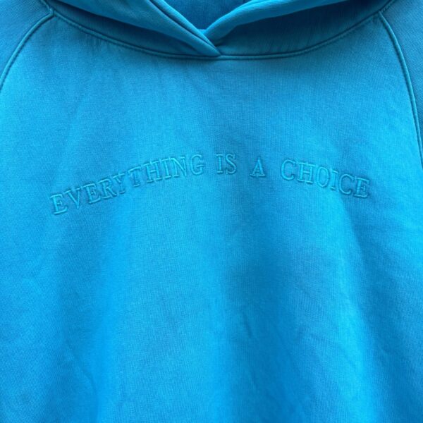 Bluza niebieska z kapturem "Everything is a choice" - Image 3