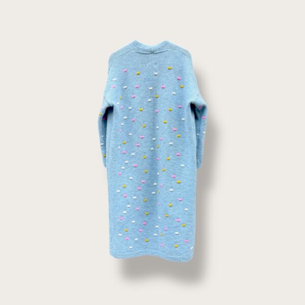 Sweter błękitny z dekoracyjnymi bąbelkami - Image 2