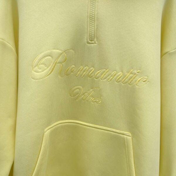 Bluza z kapturem jasnożółta „Romantic vibes” - Image 3