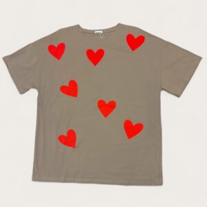 T-shirt oliwkowy z czerwonymi sercami