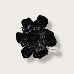 Broszka "Kryształowa gardenia" czarna