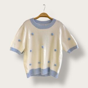 Sweter śmietankowy z błękitnymi kropeczkami