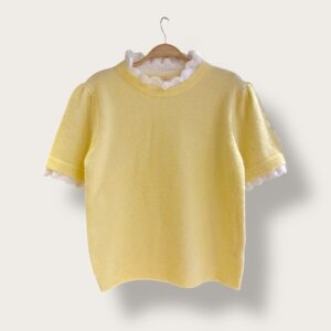 Sweter żółty z białą falbanką przy dekolcie