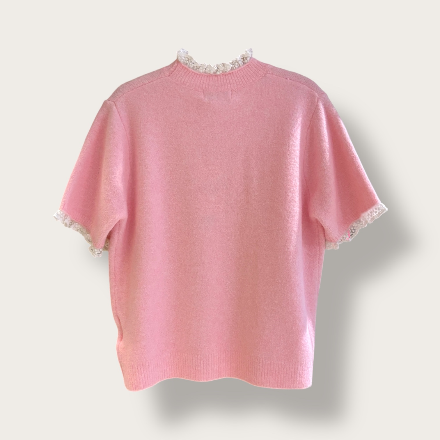 Sweter różowy z białą koronką przy dekolcie - Image 2