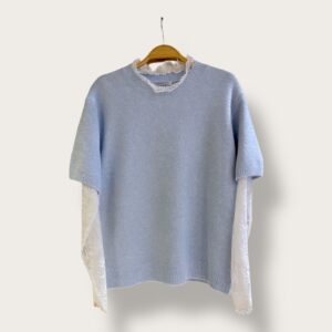 Sweter błękitny z białą koronką przy rękawach